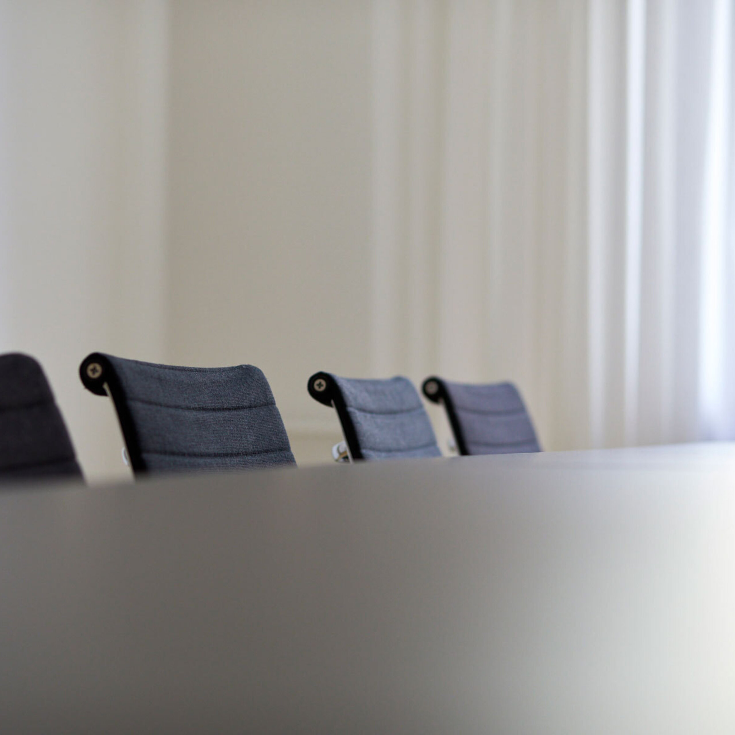 Conference room (close-up) - Illustration on legal areas of the law firm Reichling Corsten, the lawyers in Frankfurt am Main specialising in white-collar criminal law and criminal tax law.